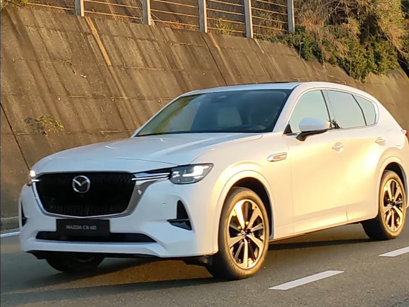 Egyre több információ érkezik a Mazda konnektoros hibridjéről