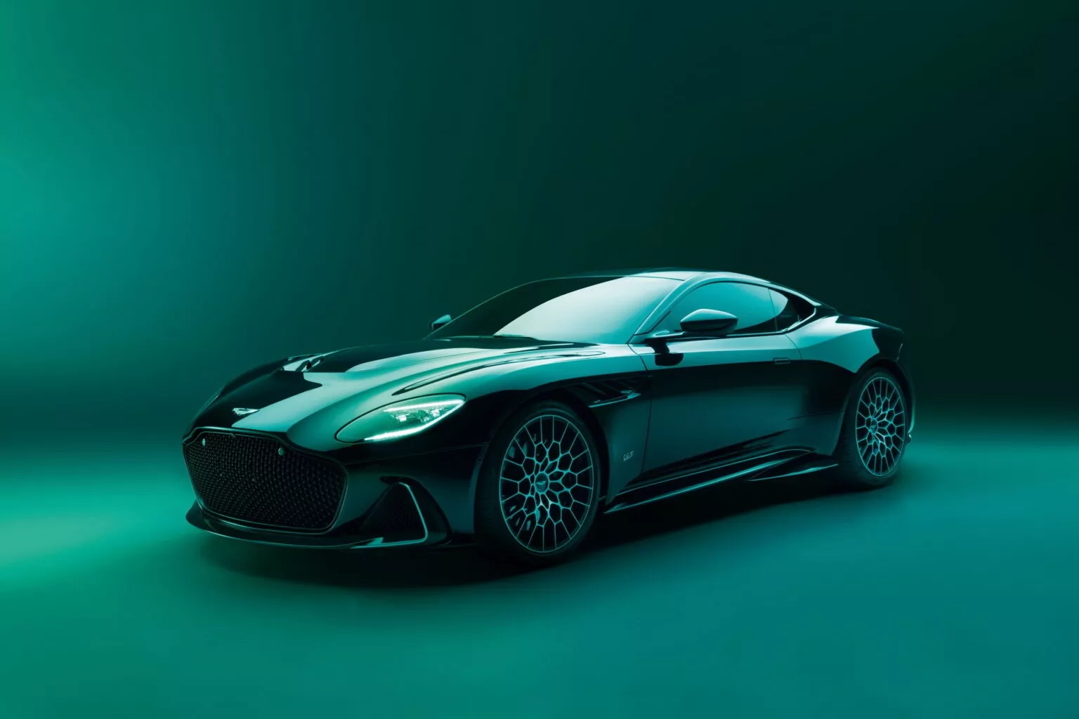 770 lóerővel bír az Aston Martin DBS limitált szériája