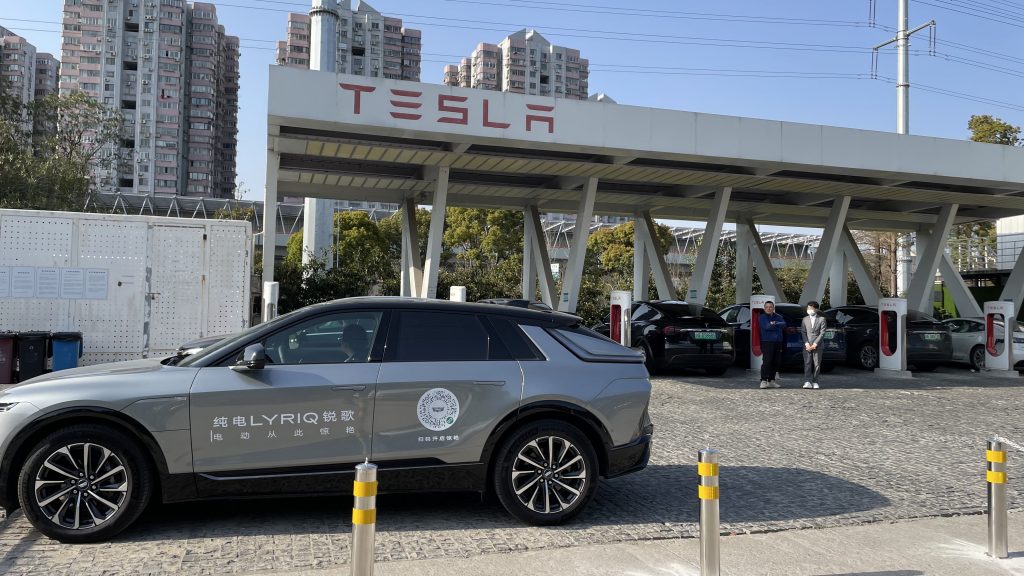 Tesla töltőknél vadászik új vásárlókra a Cadillac Kínában