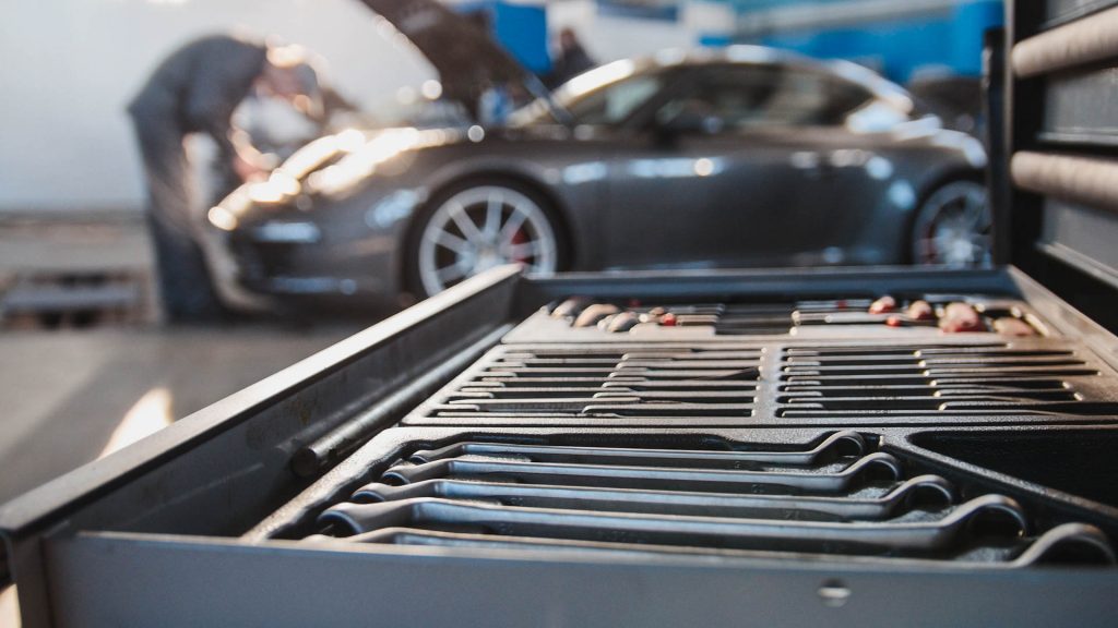 Porsche-911-used-garage-repair-workshop-00004-1024×576
