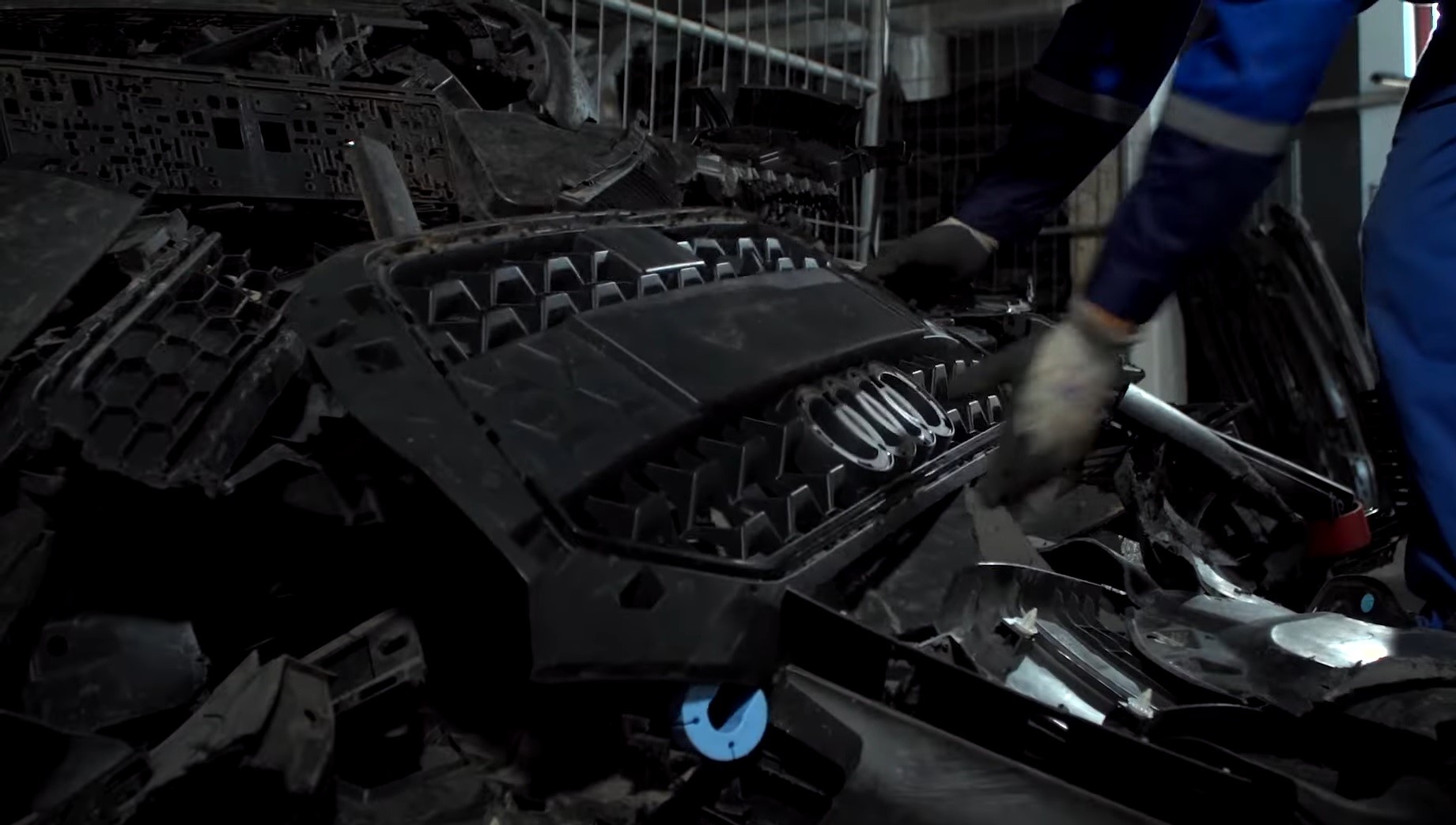 Törött autókból kinyert műanyagból készíti az Audi a Q8 E-Tron biztonsági övét