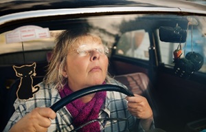 female-driver-wearing-glasses-struggling-to-see