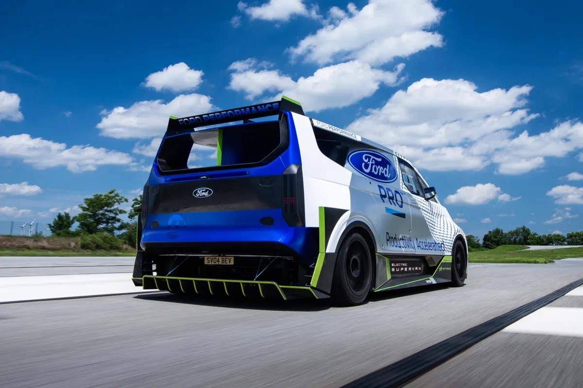 Brutális elektromos versenygép a Ford legújabb SuperVan modellje